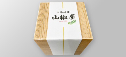 和食のお弁当には清潔感のある白をベースにシンプルな筆文字が似合います。 朱色で落款を入れると格調高い掛け紙になります。