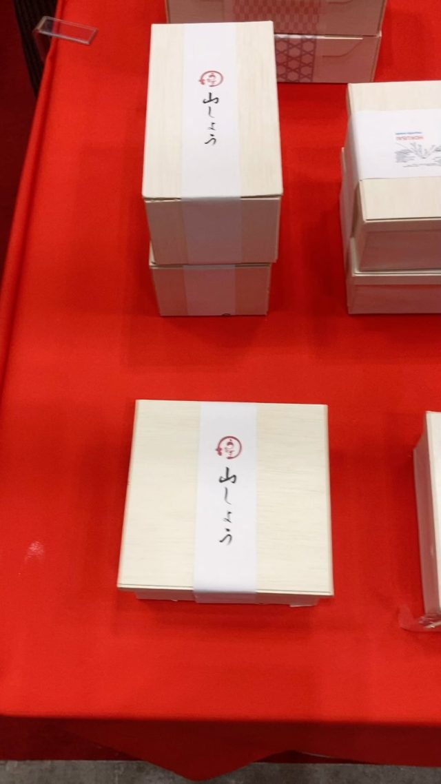 シールでできた革新的な掛け紙「ハレオビ」が、
明日まで東京ビッグサイトで開催中の「FABEX東京2024」に出展しています。（ブース番号FN-01）

様々な容器に対応する、貼って剥がしやすい掛け紙「ハレオビ」を、会場ぜひ体験してください！
（ご来場の際は事前登録をお願いいたします）

#ロケ弁 #仕出し弁当 #高級弁当 #宅配弁当 #デリバリー弁当 #テイクアウト弁当 #おせち #恵方巻き #ヴィーガン弁当 #折詰 #寿司折 #重箱 #のし紙 #掛け紙 #ハレオビ