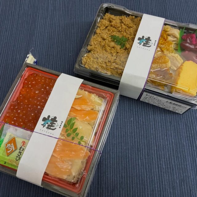 今日は年度末。
お疲れ様！の社内ランチをデパートで購入してきました。
たくさん並んでいる中から、やはりハレオビを使ってもらっているお弁当を選んでしまいます💦

透明な蓋で中身を見せたいお弁当には、3cmのハレオビが活躍です。
格式ある折箱にしっかりブランド感が出る7cm幅がいいですね😊

#のし紙 #掛け紙 #ハレオビ